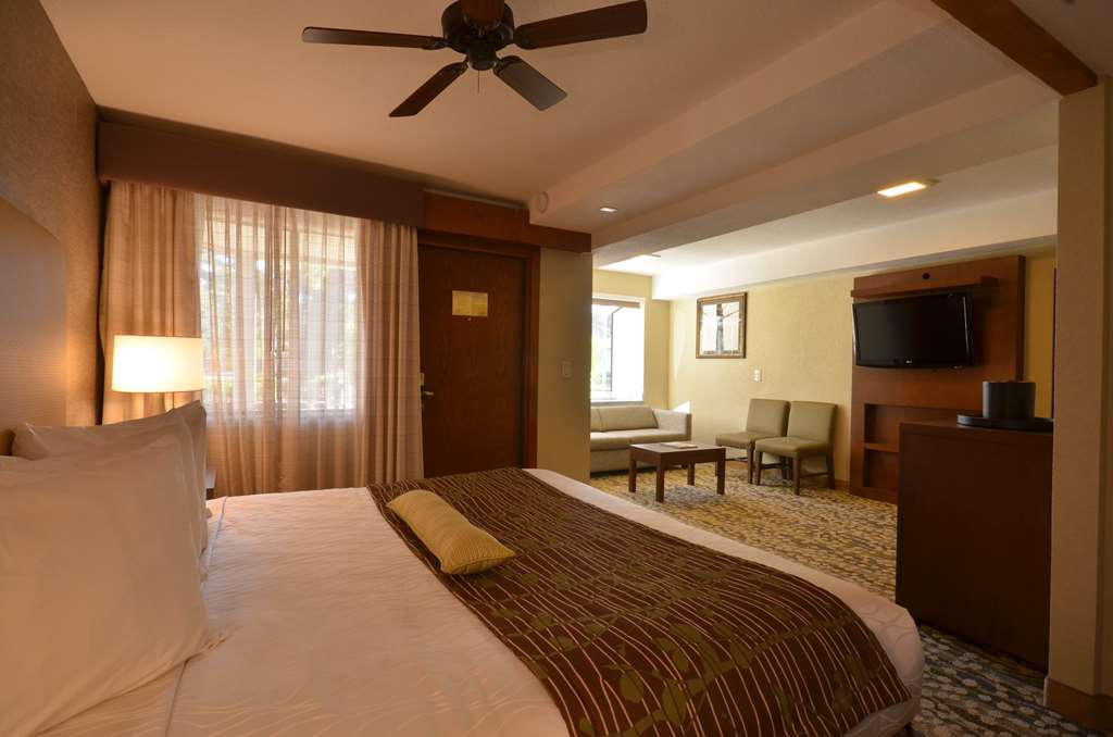 Фото Best Western The Inn & Suites Pacific Grove