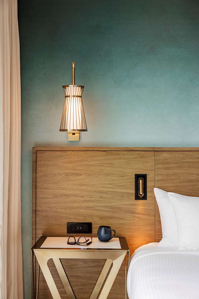 Фото Carte Hotel San Diego Downtown, Curio Collection by Hilton