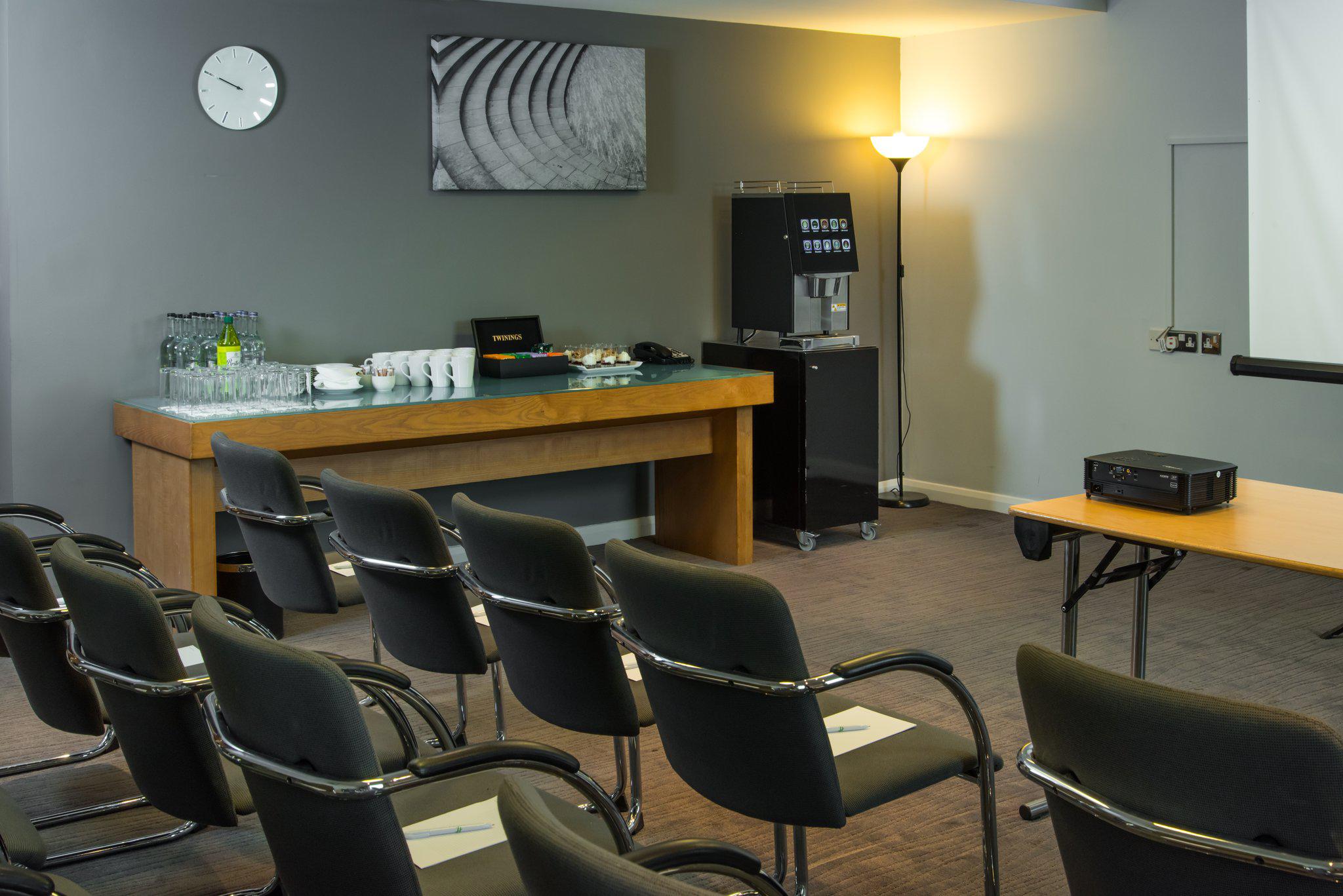 Фото Holiday Inn London - West, an Ihg Hotel