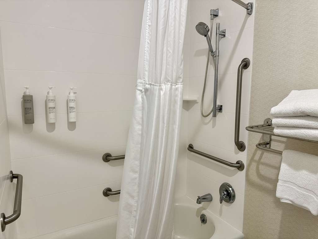 Фото Hilton Garden Inn Oconomowoc