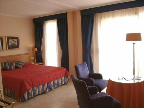 Гостиница Van Der Valk Hotel Barcarola в Сане-Фелиу-де-Гишольсе