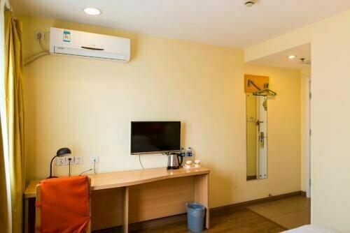 Гостиница 7Days Inn Kunming East Station Juhua Overpass в Куньмине
