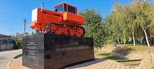 Слава труженикам хозяйства (Krasnodar Territory, Slavyanskiy rayon, Petrovskoye selskoye poseleniye, stanitsa Petrovskaya, ulitsa Stroiteley), monument to technology