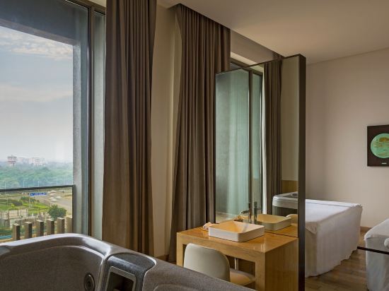 Фото Roseate House