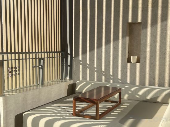 Фото Bay Breeze Hotel