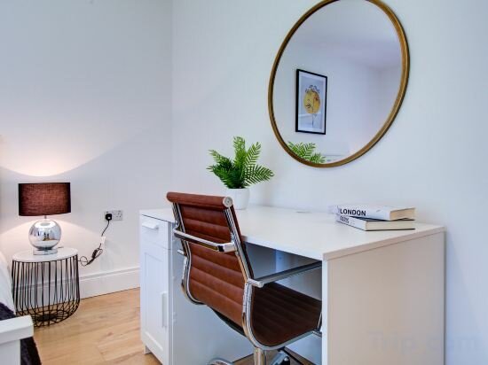 Фото Hybrid Resi - New Malden