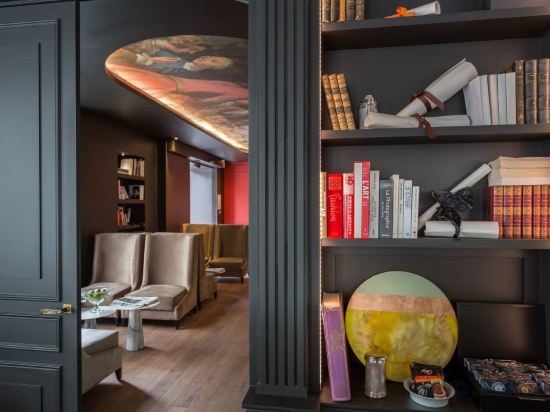 Фото La Comtesse