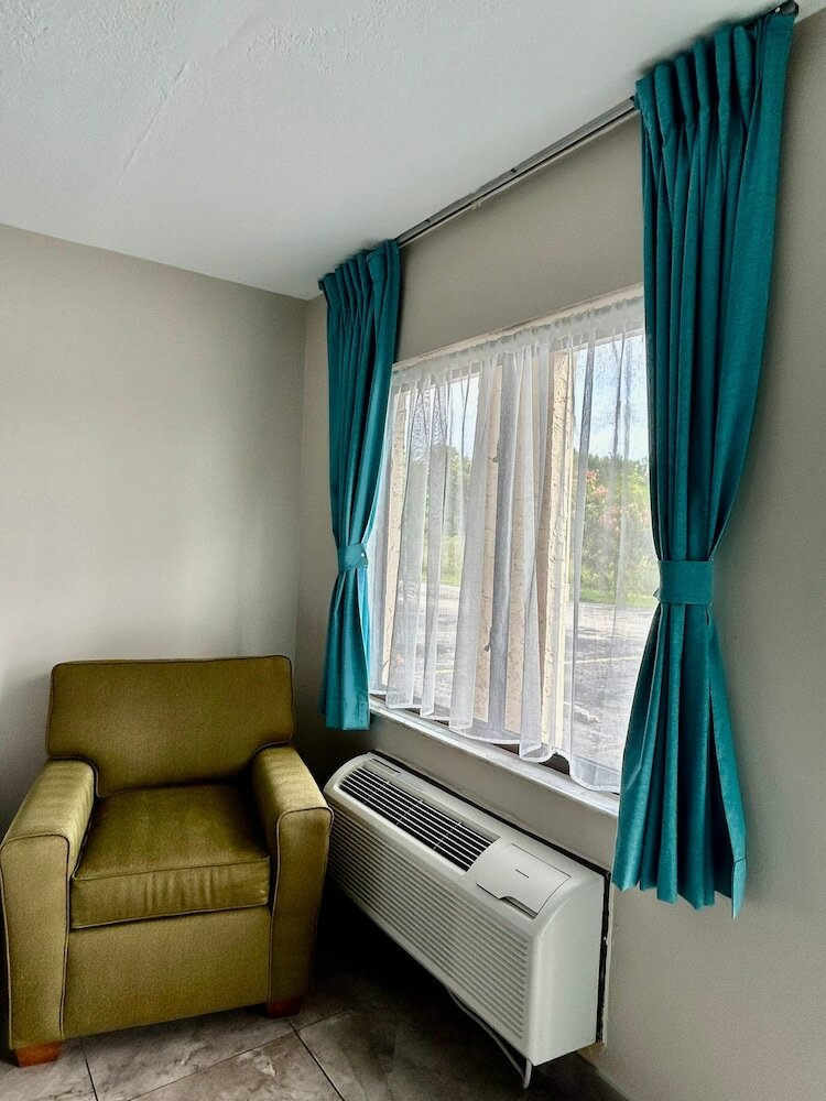 Фото Shining Light Inn & Suites