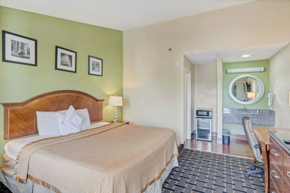 Фото Travelodge by Wyndham Savannah Midtown