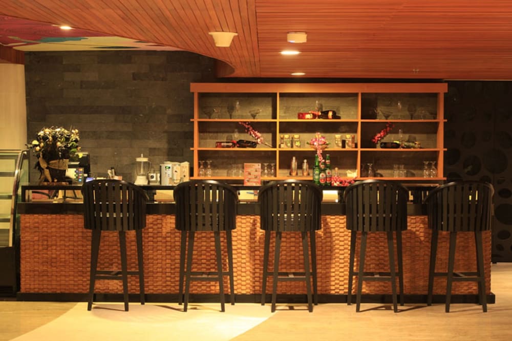 Фото Bedrock Hotel