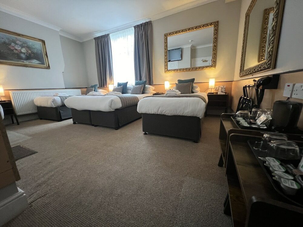 Фото Tudor Court Hotel