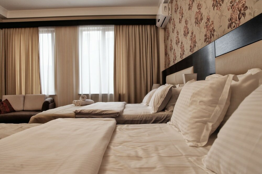 Фото Hotel Four Brothers