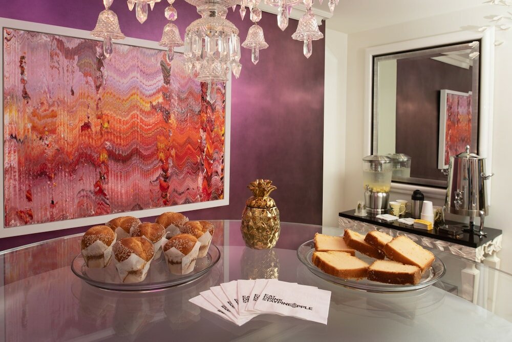 Фото Staypineapple, An Artful Hotel