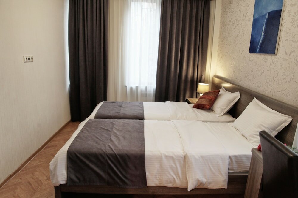 Фото Hotel Four Brothers