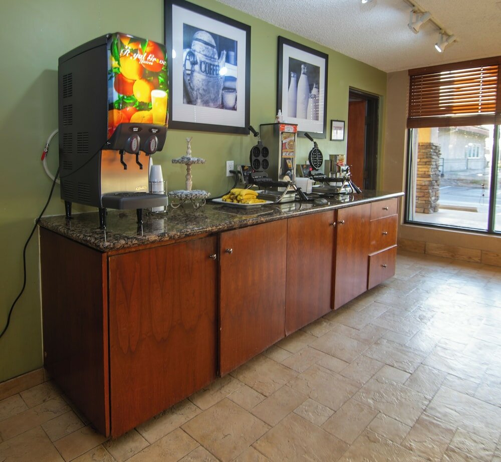 Фото Travelodge by Wyndham Pueblo