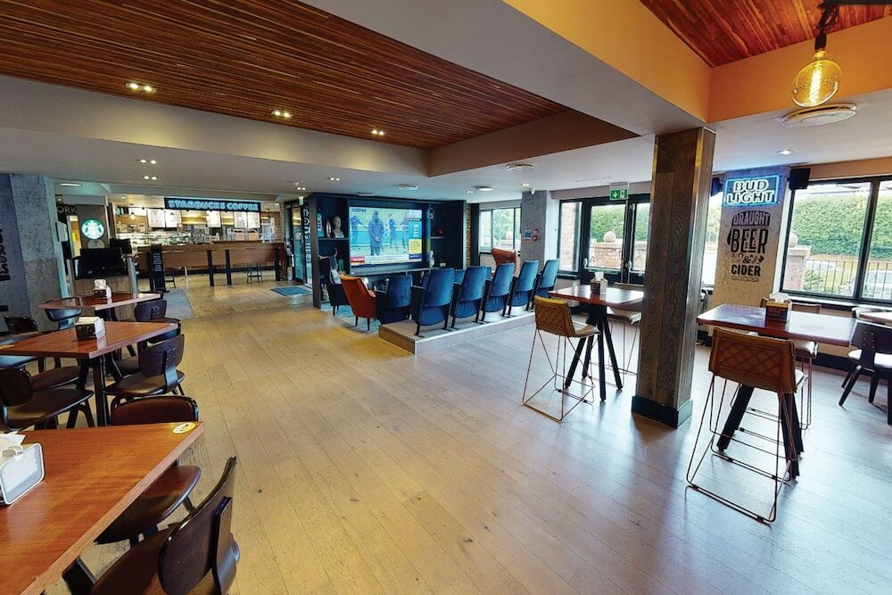 Фото Village Hotel Warrington