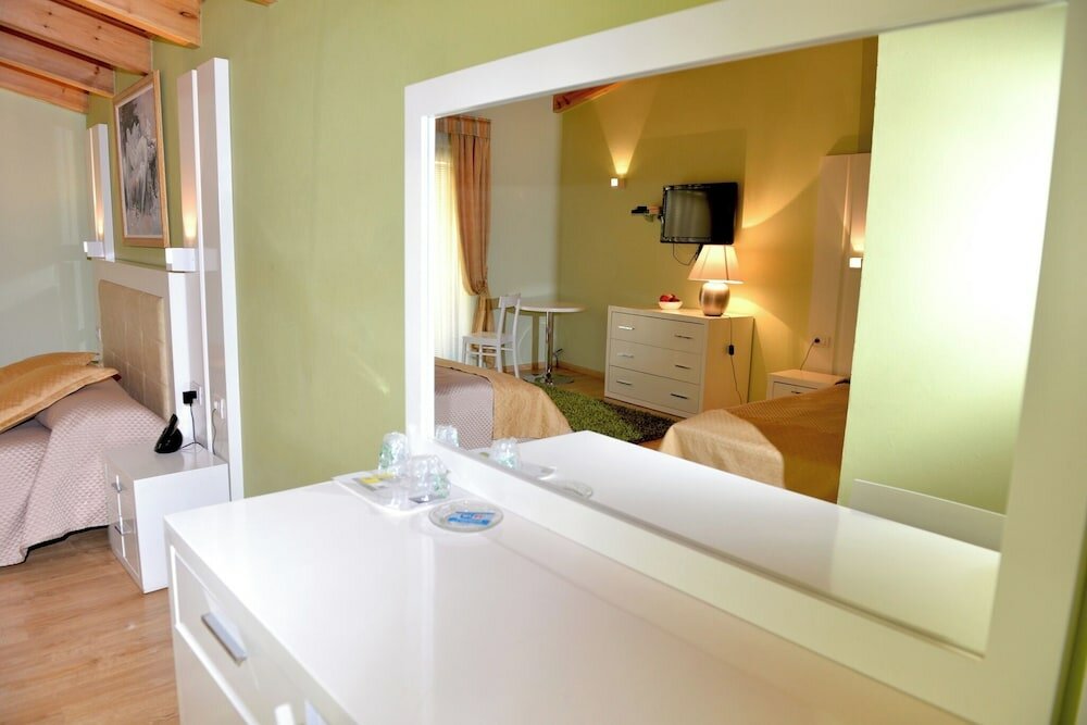 Фото Hotel & Restaurant White City