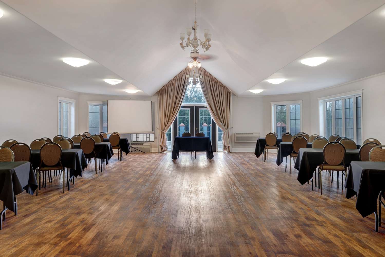 Фото Days Inn by Wyndham Edmundston