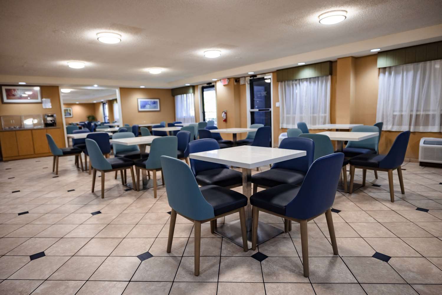 Фото La Quinta Inn by Wyndham Tampa Near Busch Gardens