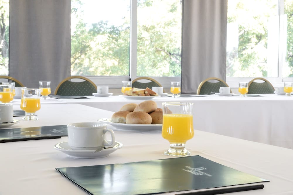 Фото Portal Plaza Suites