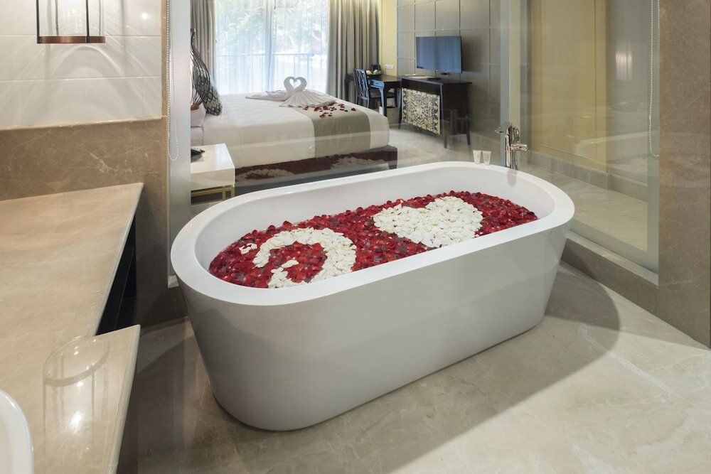 Фото Jambuluwuk Oceano Seminyak Hotel