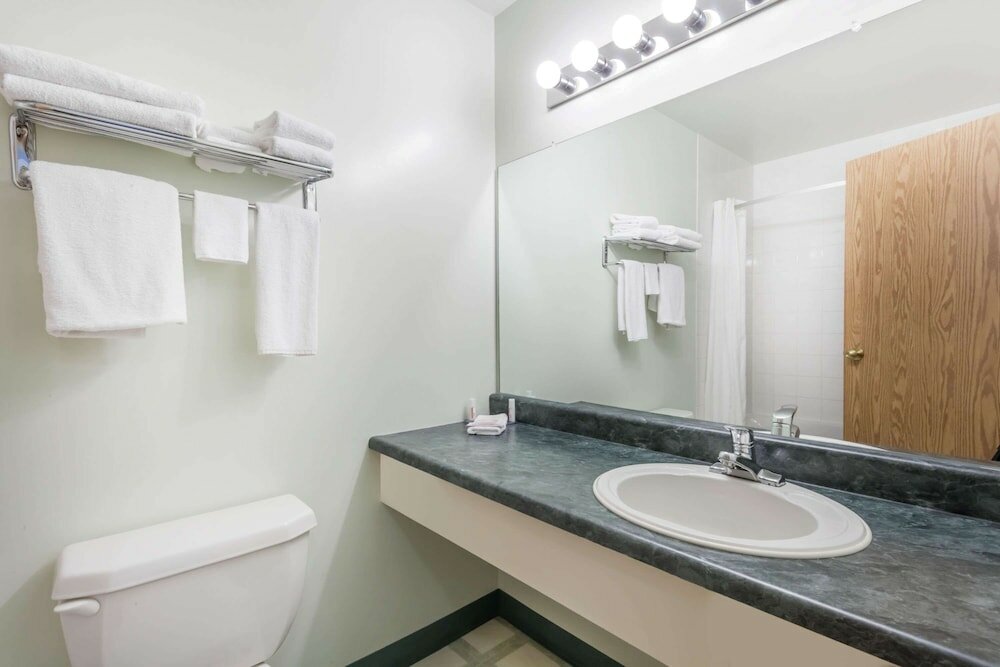 Фото Super 8 by Wyndham Dauphin