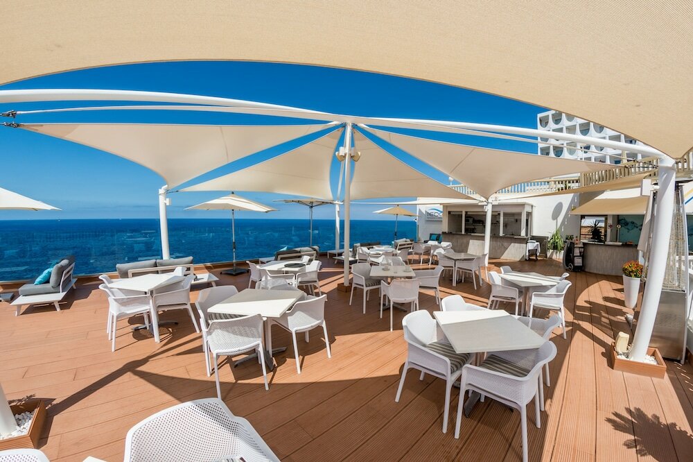 Фото Pearly Grey Ocean Club Apartments & Suites