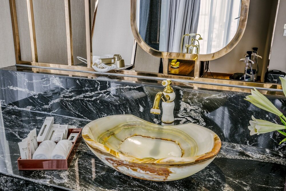 Фото Winsuites Saigon Hotel