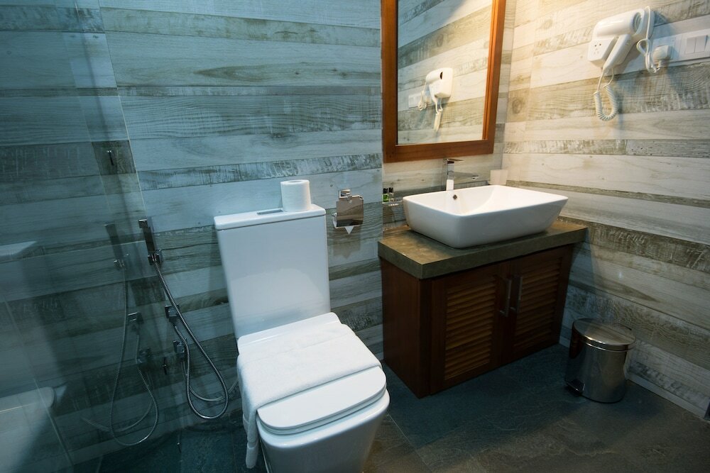 Фото Ceyloni City Hotel