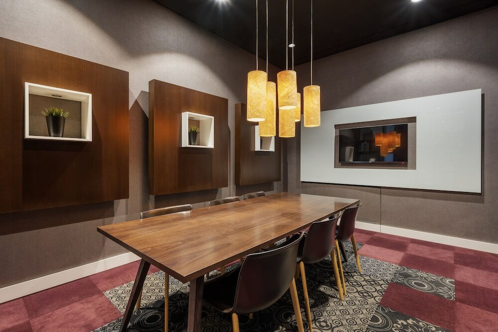 Фото Ikonik Parlament