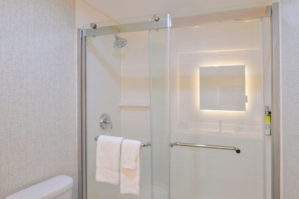 Фото Holiday Inn Express & Suites Shreveport - Downtown, an Ihg Hotel