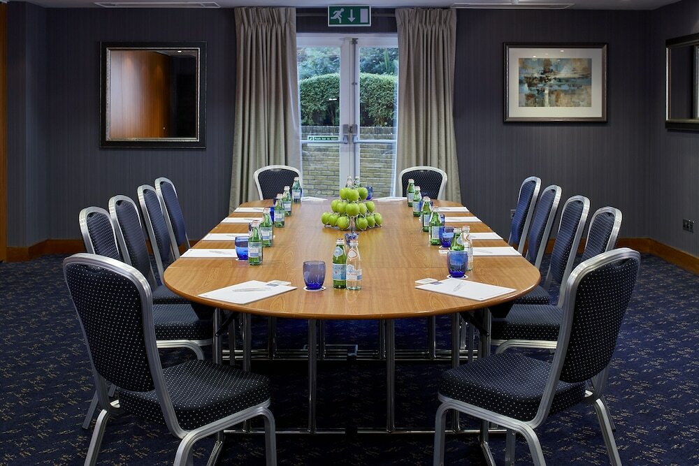 Фото Mandolay Hotel Guildford