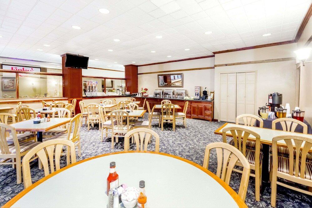 Фото Ramada Hotel & Conference Center by Wyndham Lansing