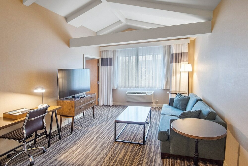 Фото Four Points by Sheraton Melville Long Island