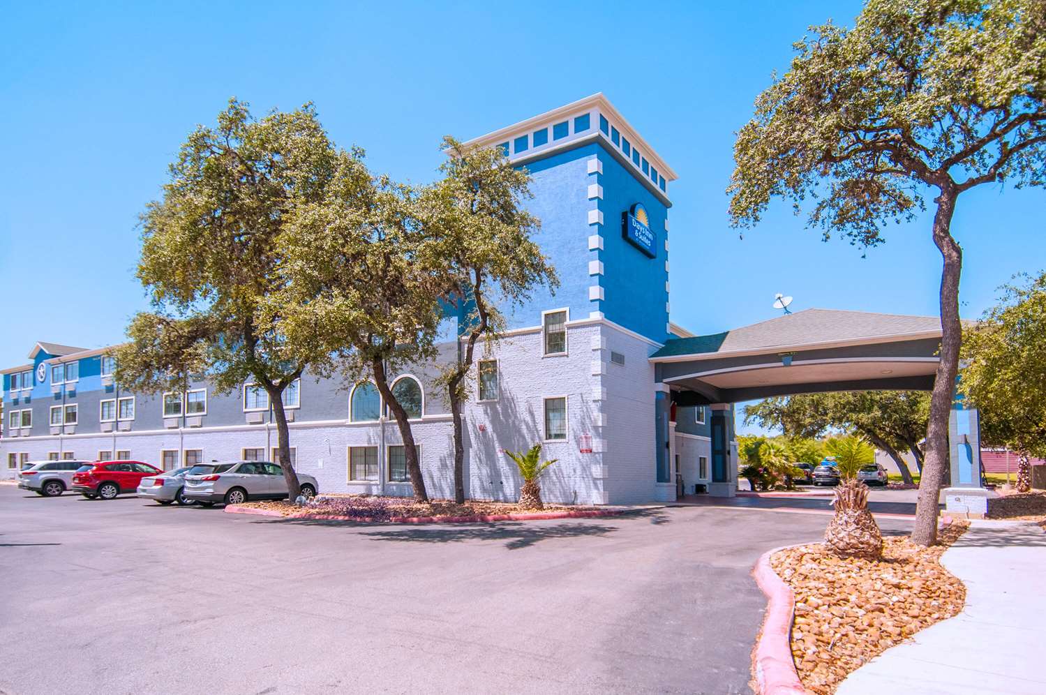 Фото Days Inn by Wyndham Suites San Antonio North/Stone Oak