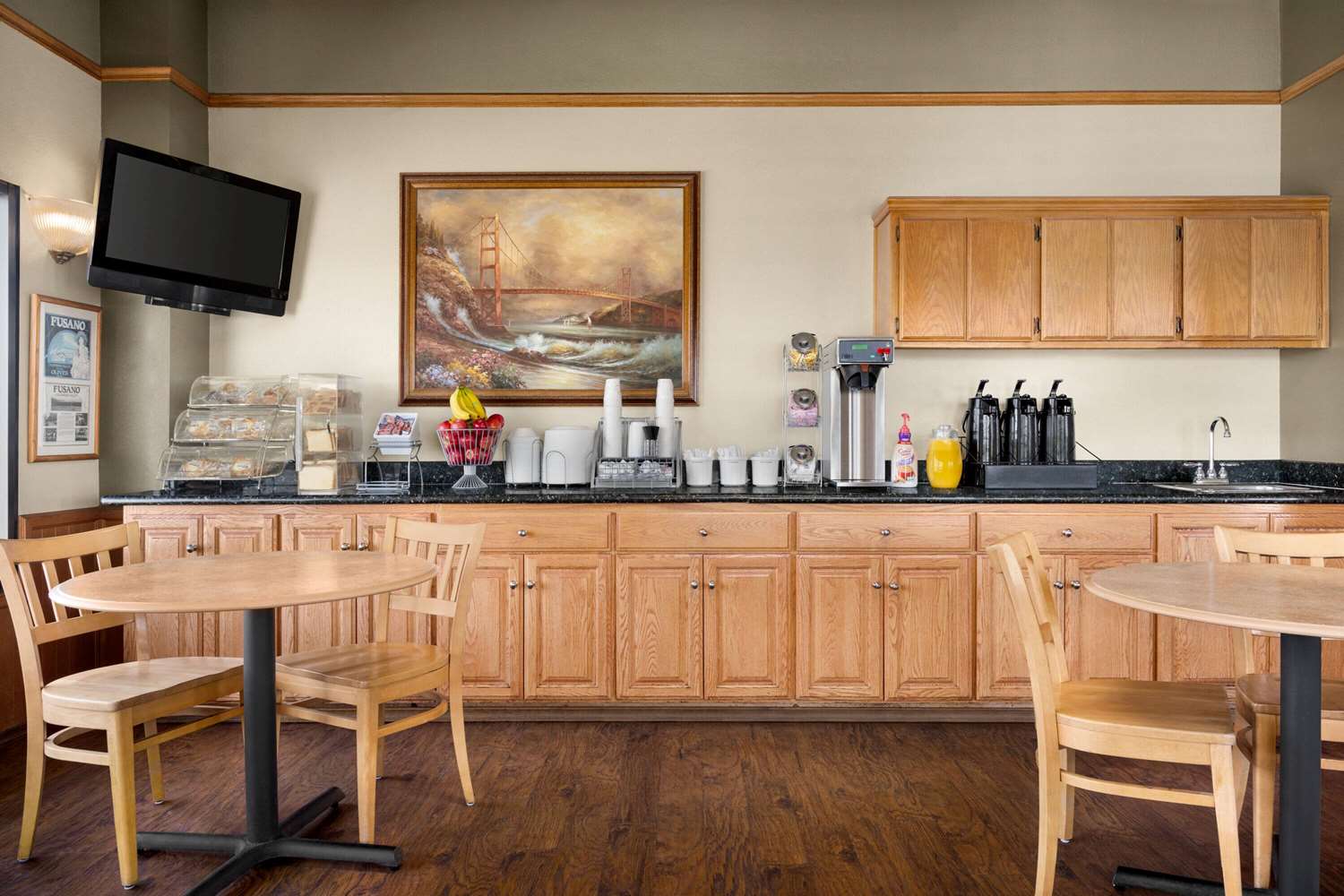 Фото Super 8 by Wyndham Lindsay Olive Tree