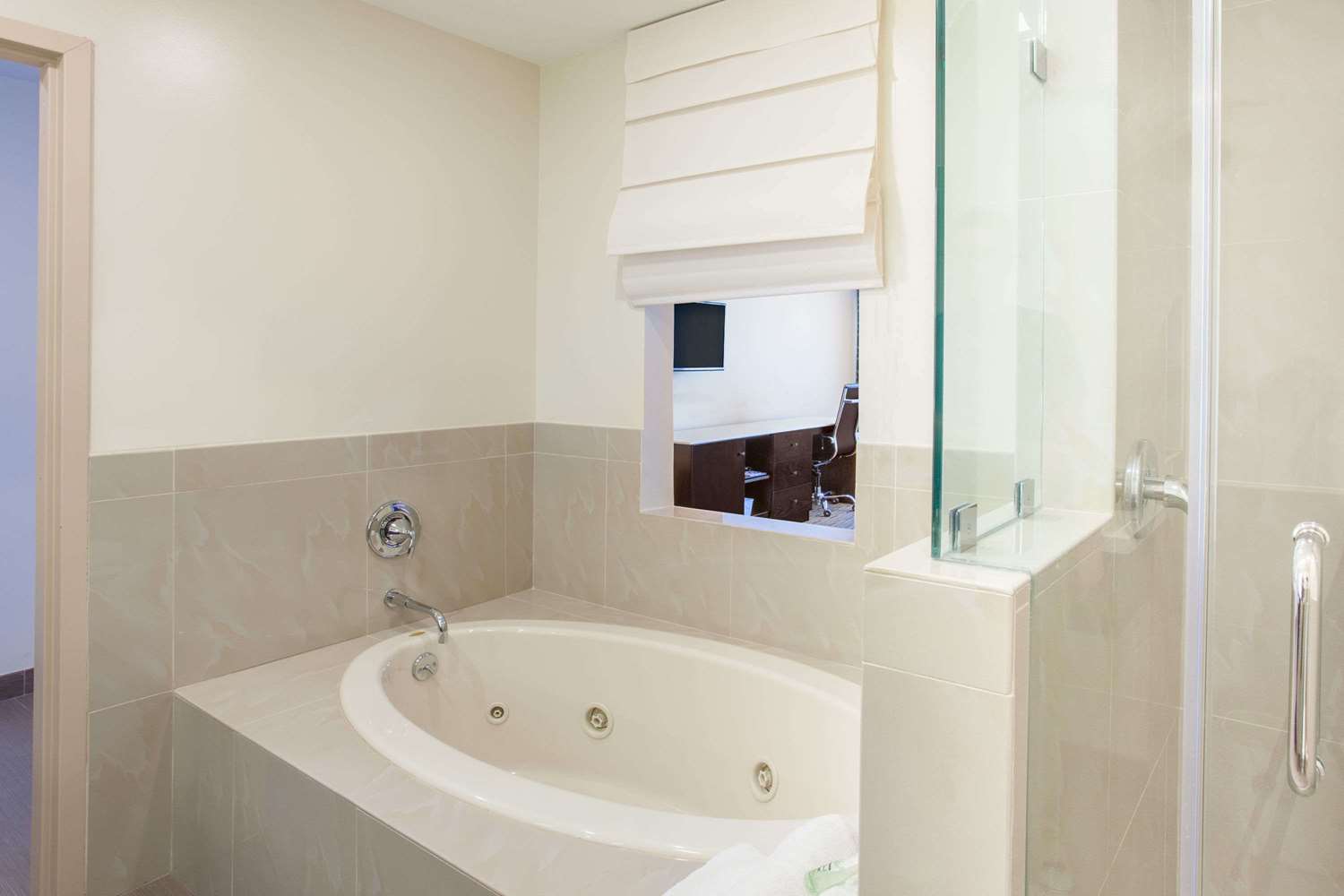 Фото Ramada by Wyndham Culver City