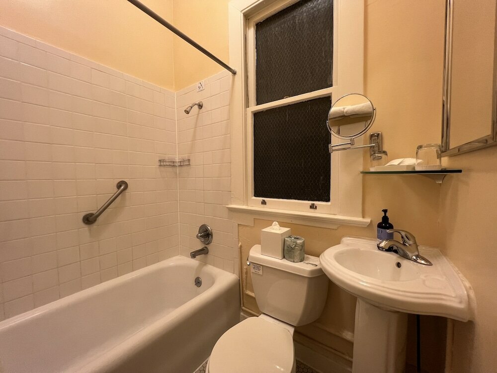 Фото The Andrews Hotel