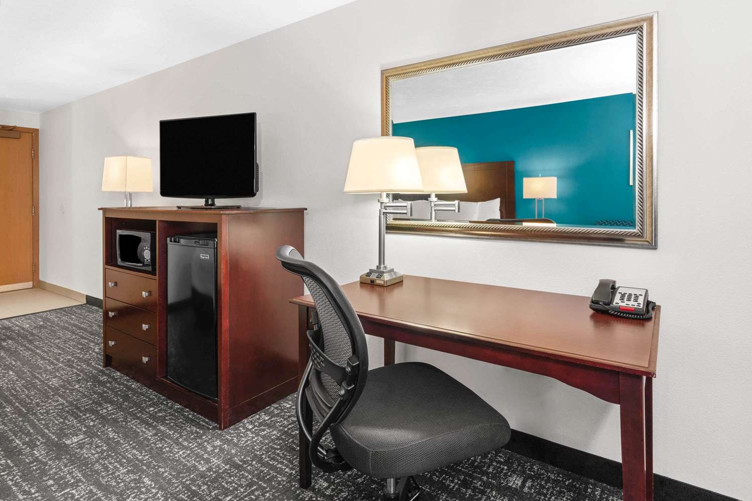 Фото La Quinta Inn & Suites by Wyndham Portland Nw