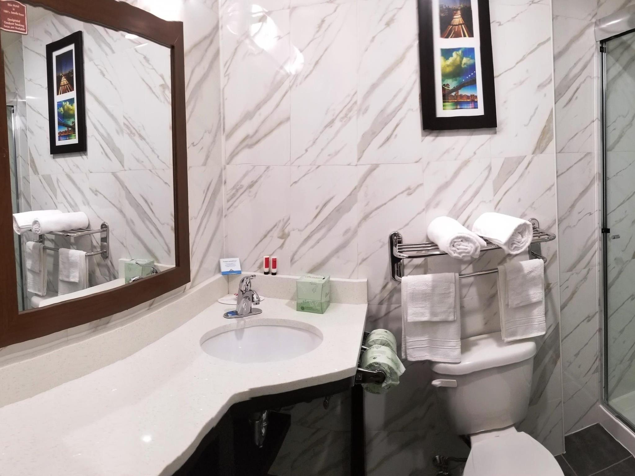 Фото Days Inn by Wyndham Brooklyn Marine Park