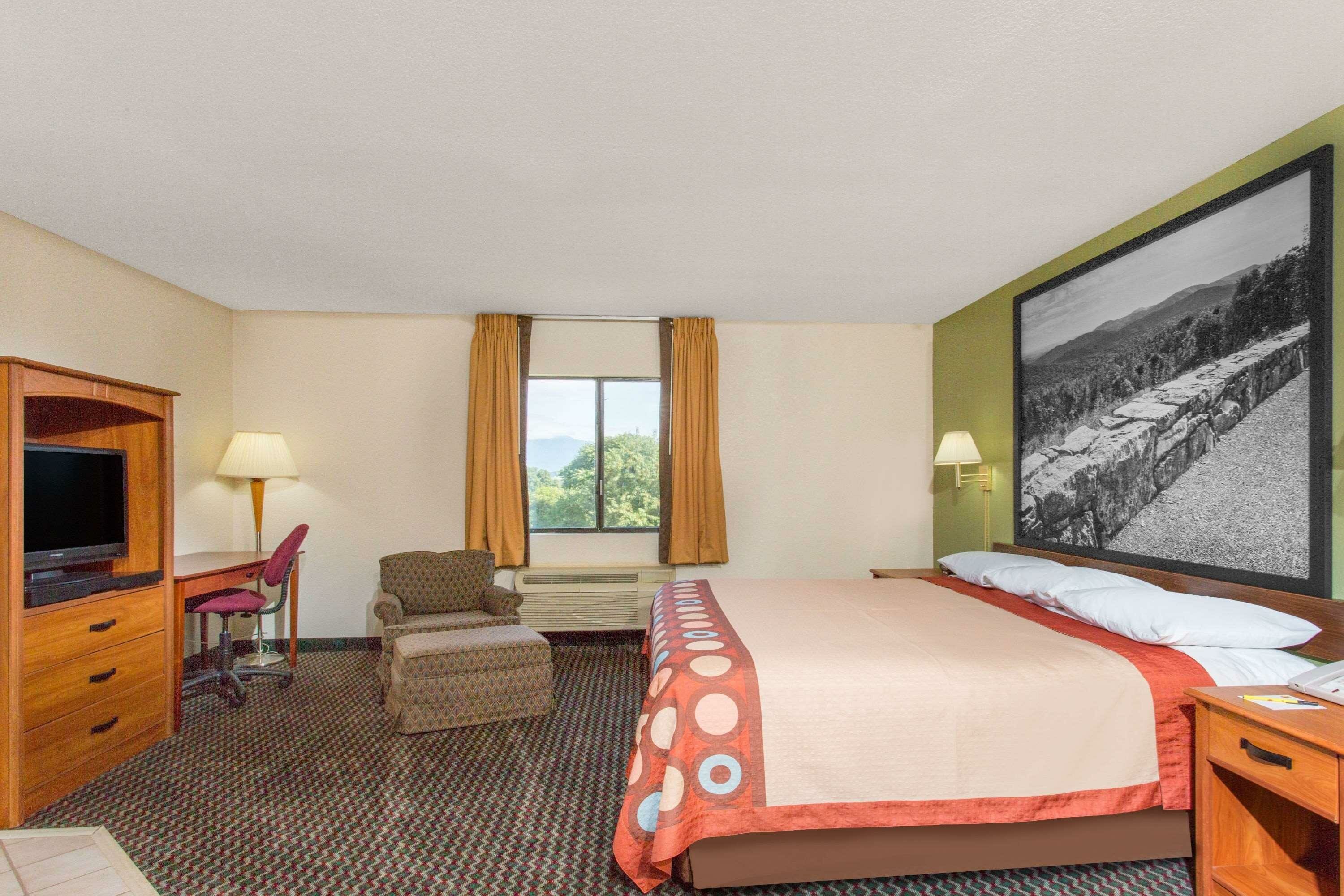 Фото Super 8 by Wyndham Bedford