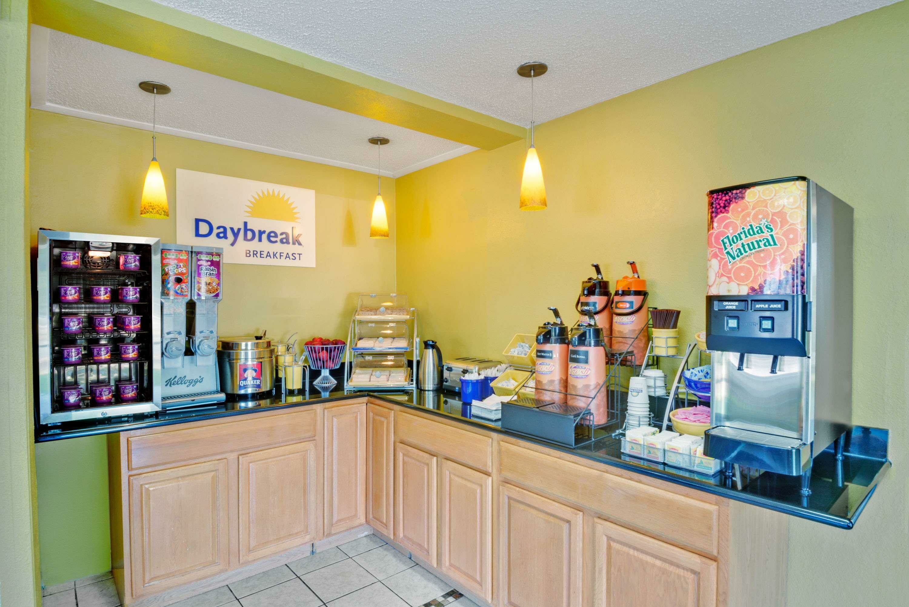 Фото Days Inn by Wyndham Torrington