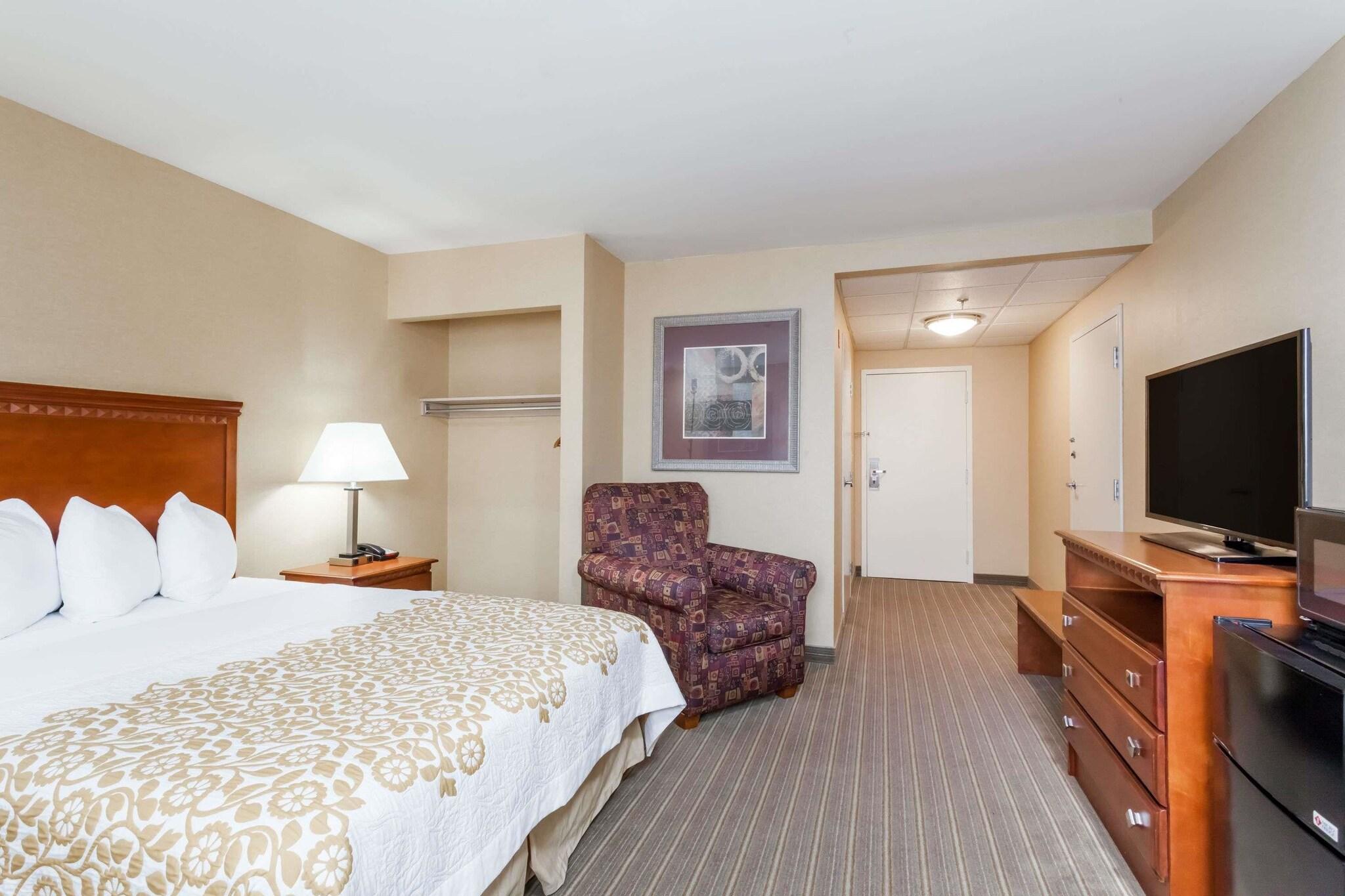Фото Days Inn by Wyndham Windsor Locks Bradley Intl Airport