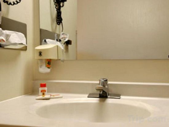 Фото Super 8 by Wyndham Logan