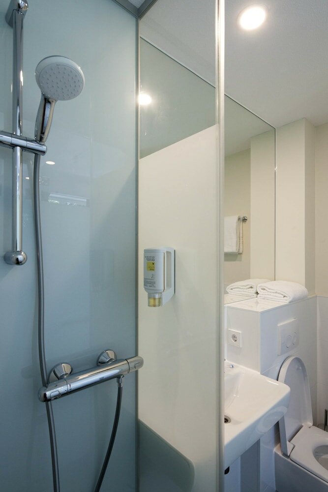 Фото EasyHotel Maastricht City Centre