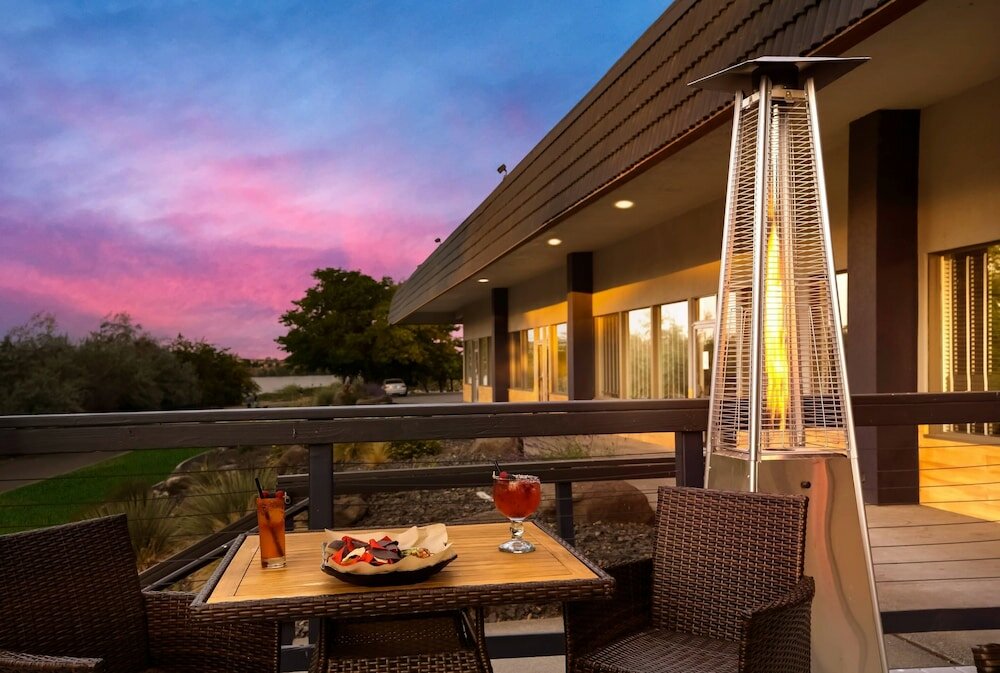 Фото Riverfront Hotel, SureStay Collection by Best Western