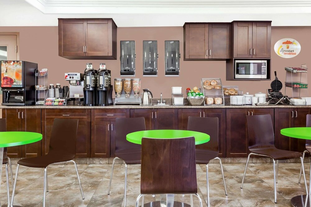Фото Super 8 by Wyndham Saskatoon Near Saskatoon Airport
