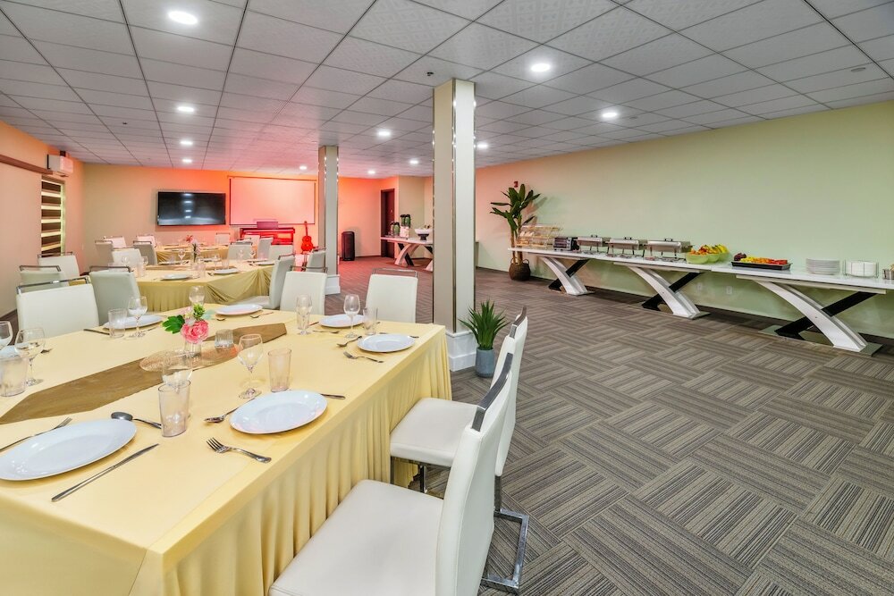Фото Quality Inn Sunshine Suites