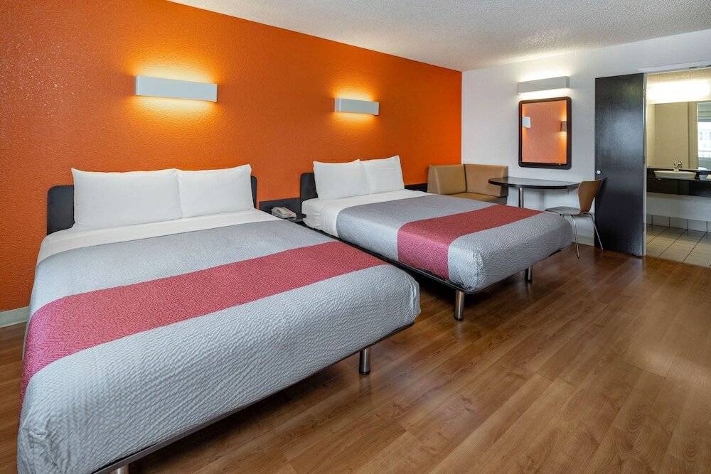 Фото Motel 6 Anaheim Maingate
