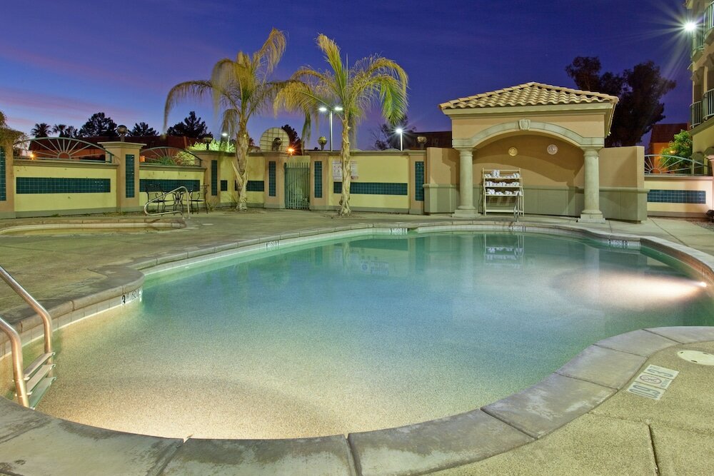 Фото Holiday Inn Express & Suites Tucson Mall